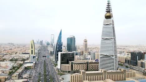 Hiperlapso-De-Drones-De-La-Torre-Al-Faisaliah-En-La-Ciudad-De-Riyadh,-Arabia-Saudita