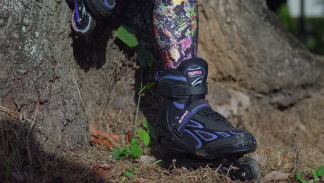 Movimiento-De-Cámara-Descendente-De-Los-Pies-De-Una-Mujer-Joven-En-Patines-En-Un-Parque