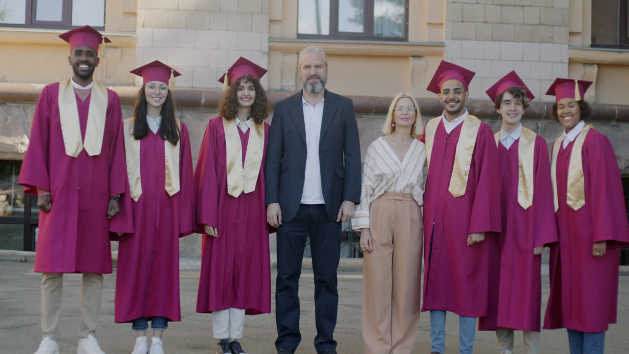 Giorno della laurea con famiglia e professori