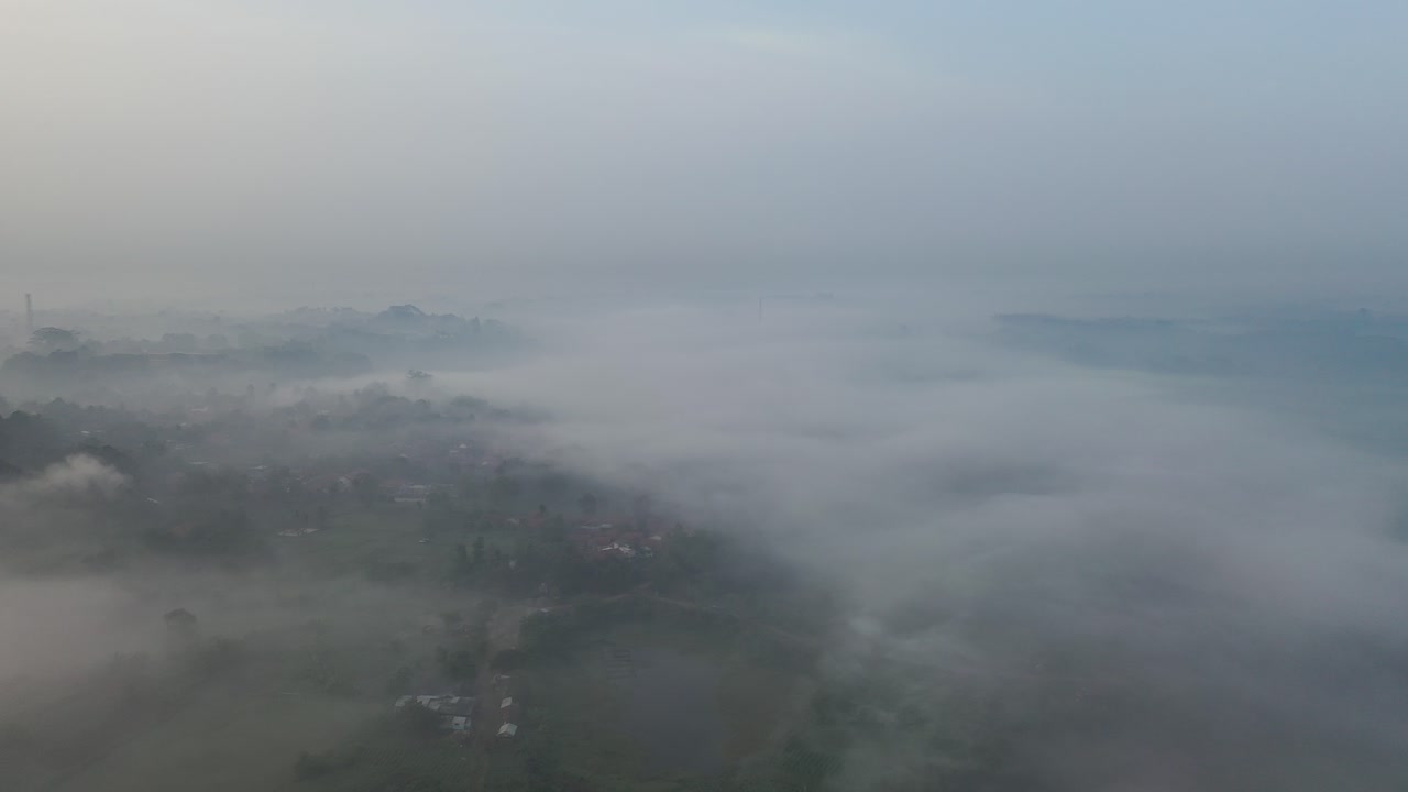 안개가 가득한 마을의 공중 사진
