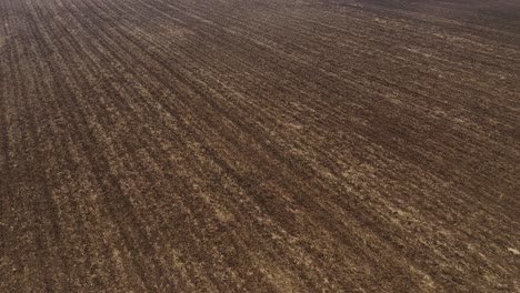 Imágenes-Aéreas-De-Drones-Del-Suelo-De-Tierras-De-Cultivo-Aradas.