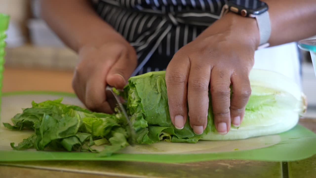 cortar lechuga romana para una ensalada picada - cerrar la serie de ensalada antipasto