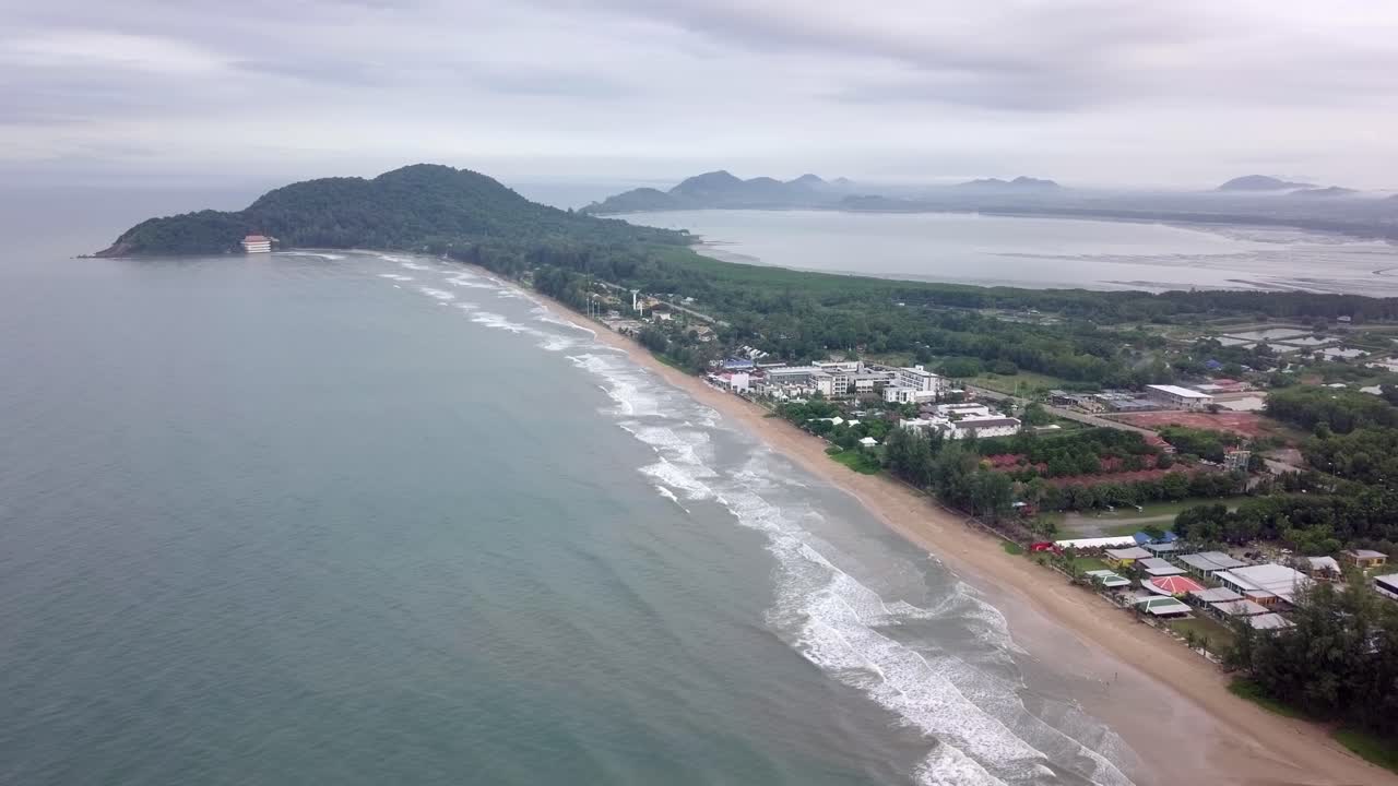toma aérea sobre la costa con montañas visibles y la costa en el fondo, tailandia
