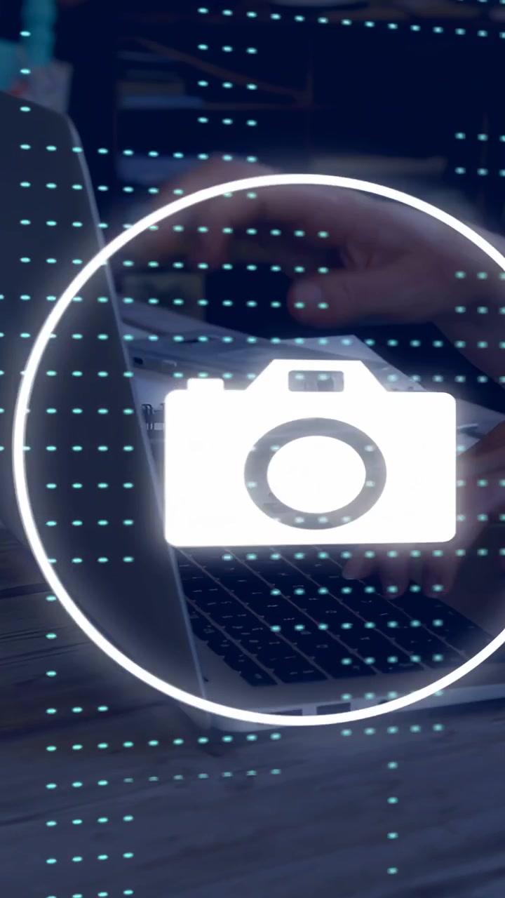 Video verticale: Donna che digita al laptop attivando sovrapposizioni di icone e visualizzando un flusso di lavoro tecnologico