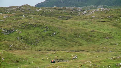 Eine-Aufnahme-Eines-Kleinbauern,-Der-Auf-Seinem-Quad-In-Der-Nähe-Des-Dorfes-Hushinish-Fährt