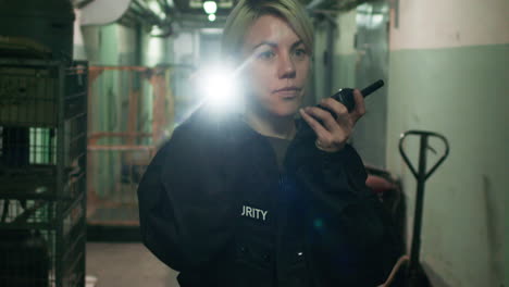 guardia de seguridad femenina con linterna