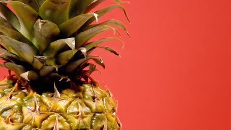 Eine-Reife-Ganze-Ananas-Auf-Einer-Langsam-Rotierenden-Oberfläche