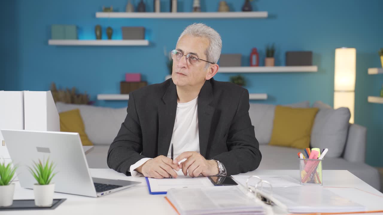 trabajador de oficina en casa, hombre deprimido e infeliz.