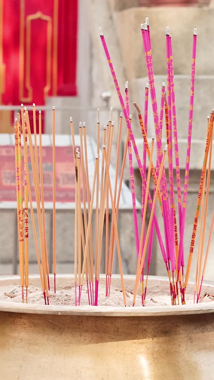 palos de incienso ardiendo en un entorno del templo