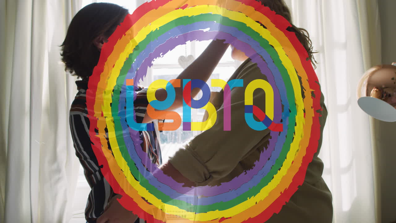 animación del círculo del arco iris y el orgullo por la pareja de lesbianas abrazándose en casa