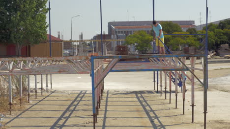 Padre-E-Hijo-Tomando-Fotos-Móviles-Durante-Un-Paseo-Por-La-Ciudad