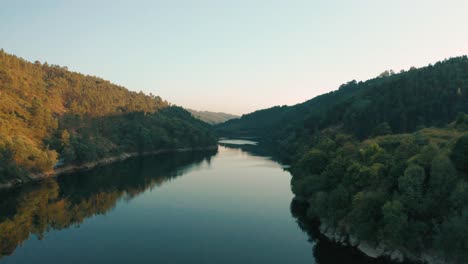 Drohne-Fliegt-über-Fluss-Und-Wald-Portugal-4k