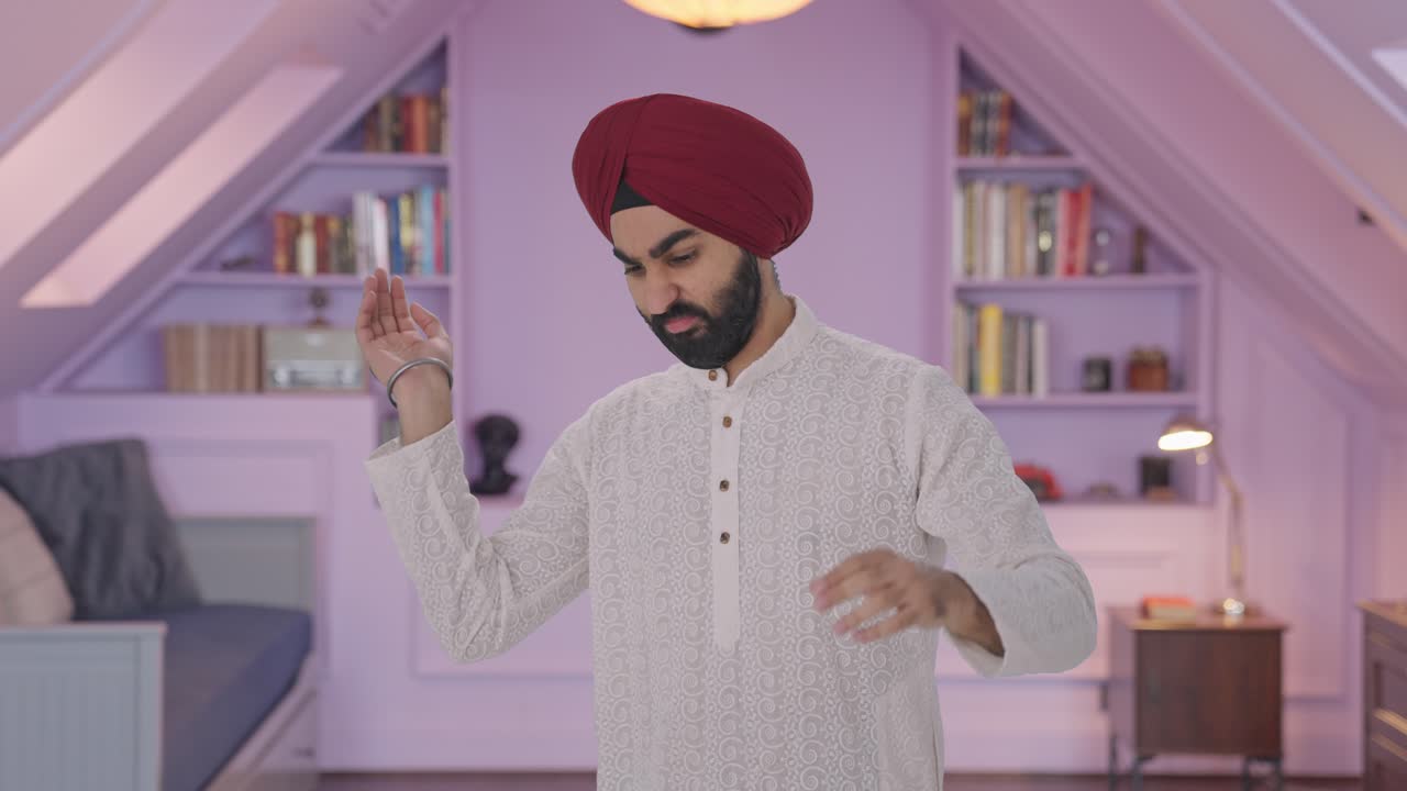 Uomo indiano Sikh frustrato che fa volare una zanzara.