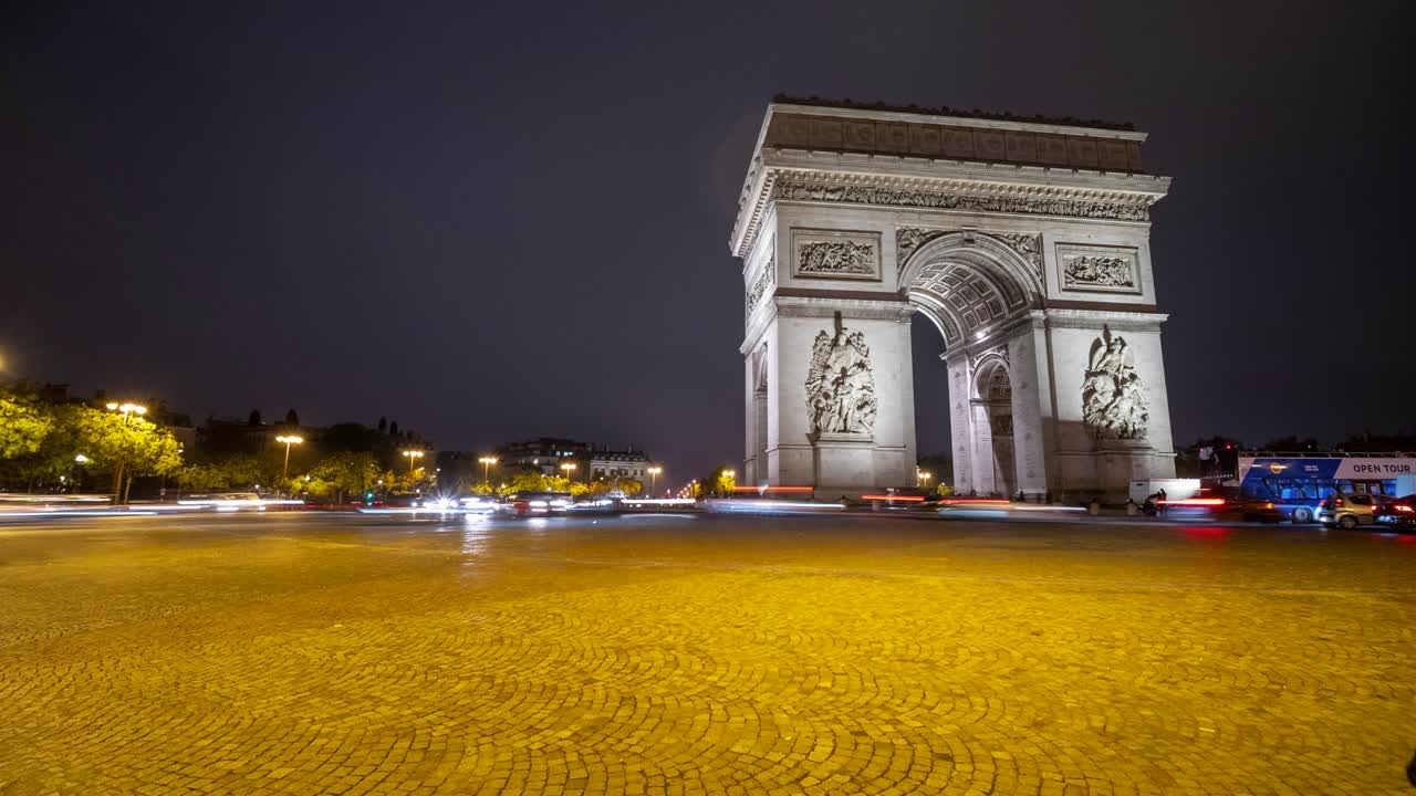 el lapso de tiempo del tráfico alrededor del arco el triunfo en parís francia