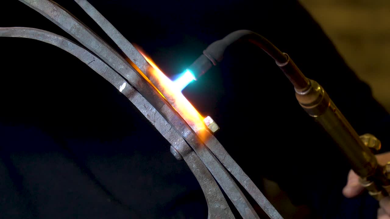 4k의 대장장이 금속 단조