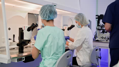 científicos que trabajan en un laboratorio