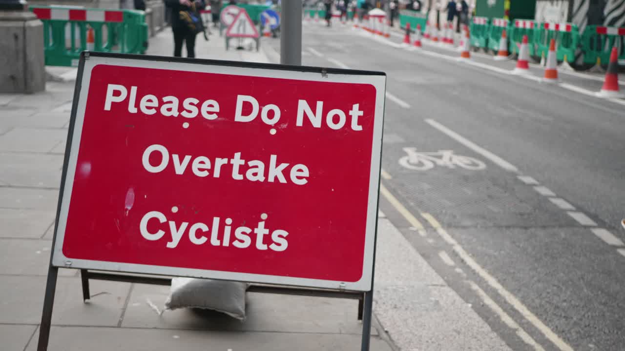 시내 중심부에 서 있는 표지판.