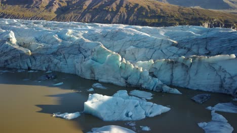 hermosa vista aérea del enorme glaciar svinafellsjokull en islandia y su laguna causada por el calentamiento global