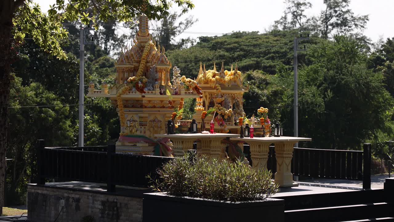 금색 사원 에서 의식 을 수행 하는 집단