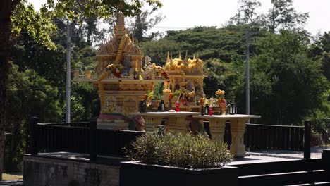 grupo realizando un ritual en un santuario de oro
