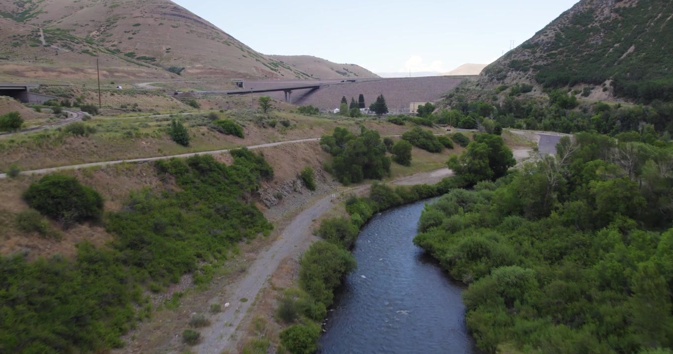Fiume Provo in un canyon vicino al bacino idrico di Deer Creek nello Utah, vista aerea estiva
