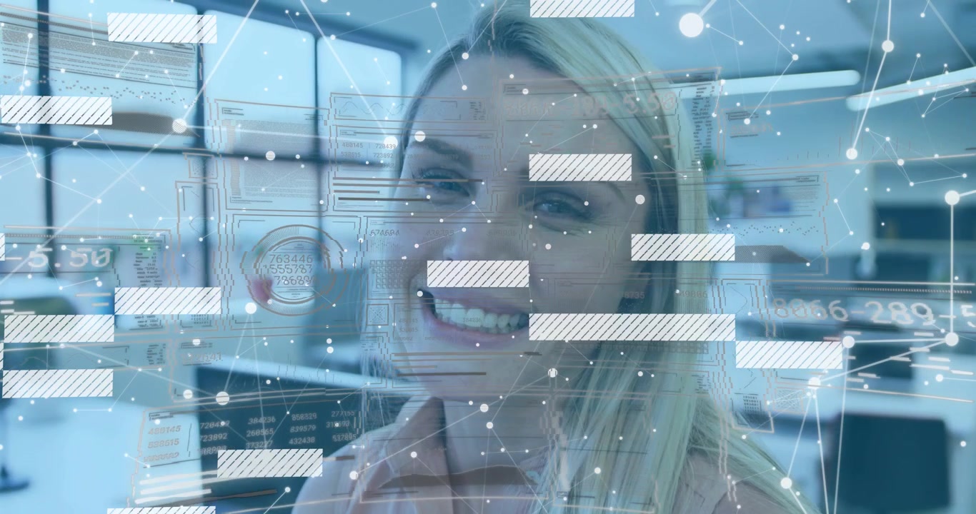 Donna adulta che si gira verso la telecamera in ufficio mentre nodi HUD crescenti si sovrappongono al viso, sorridendo e mostrando tecnologia
