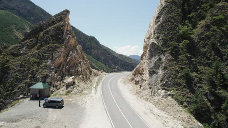 camino de montaña a través de un cañón