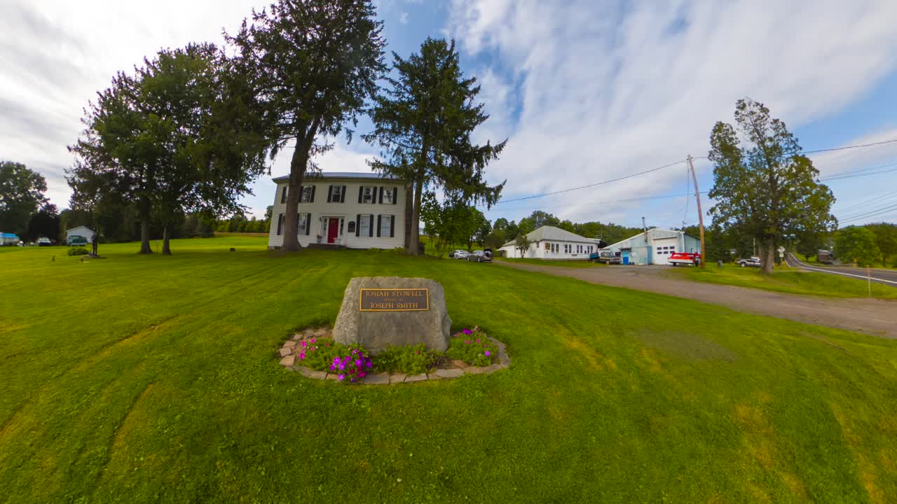 조시아 스토웰의 원래의 역사적인 집의 극도로 넓은 전망 조셉 스미스의 친구는 1820년대 초에 돈을 벌거나 보물을 파기하기 위해 그를 고용했습니다. 그는 결혼했을 때 머물렀습니다.