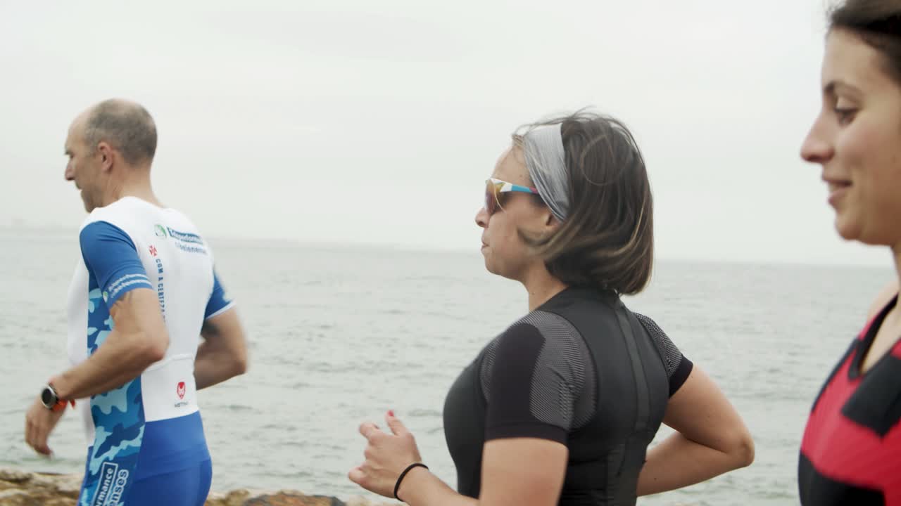 산책로를 따라 조깅하는 긍정적인 라틴 젊은 여성