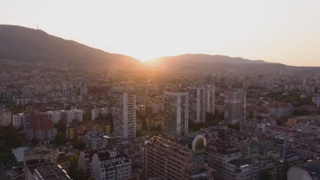 Timelapse-De-Drones-De-La-Ciudad-De-Sofia,-Bulgaria