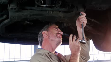 mecánico haciendo servicio a un coche