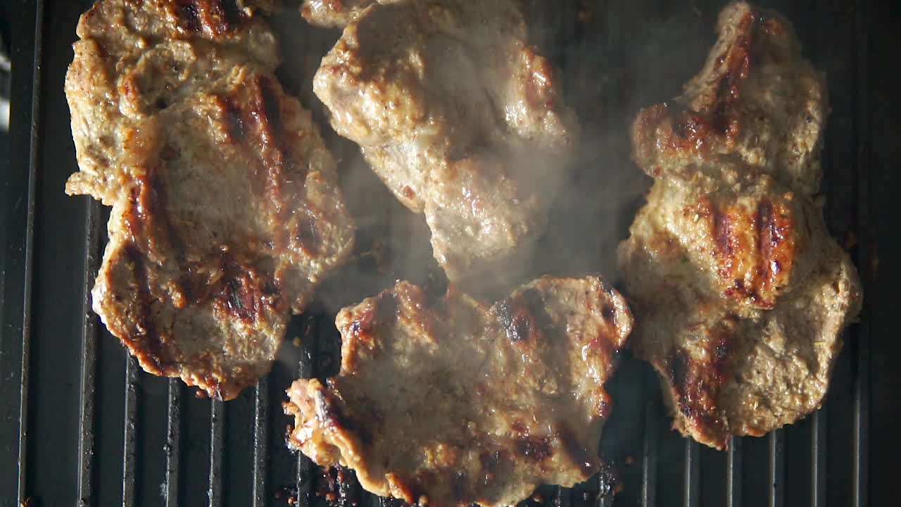 vista dall'alto della carne di maiale alla griglia sulla griglia elettrica