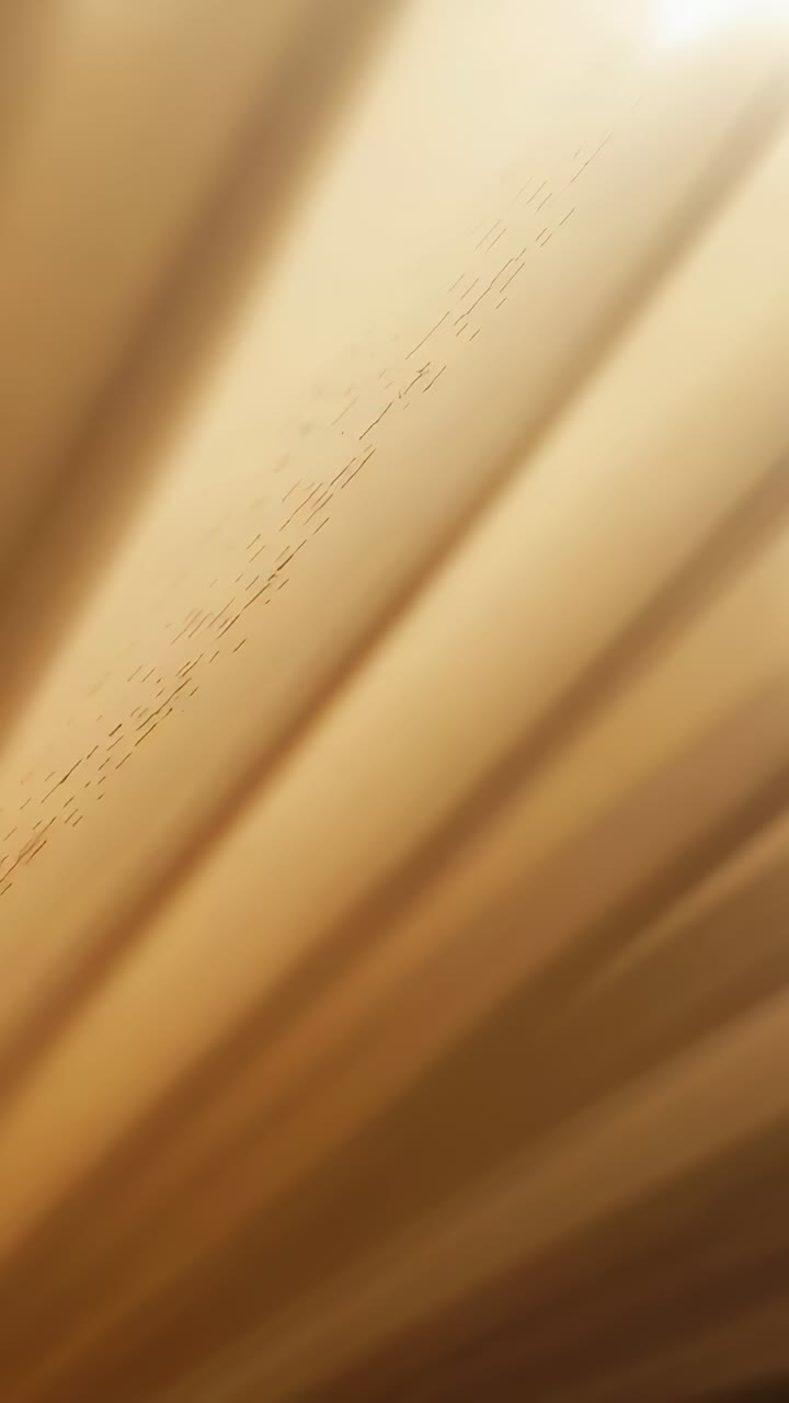 Video verticale: una telecamera in movimento mostra le lievi pieghe su una tenda plissettata in casa, rivelando dei granelli