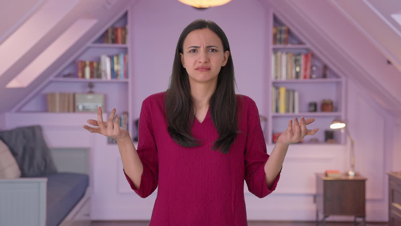 mujer india confundida preguntando qué pregunta