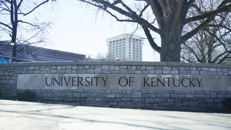 el letrero de la universidad de kentucky