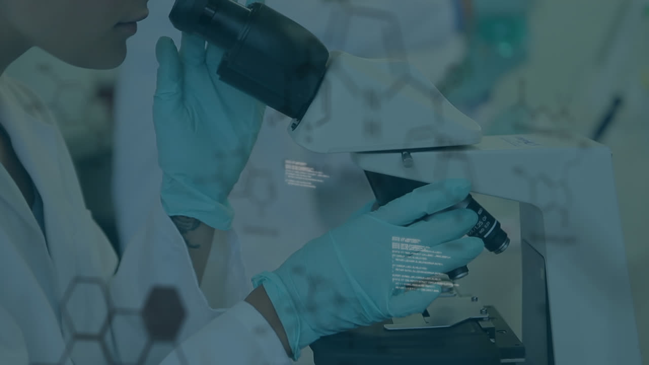 Animazione di elaborazione di dati medici su una scienziata caucasica che usa un microscopio in laboratorio