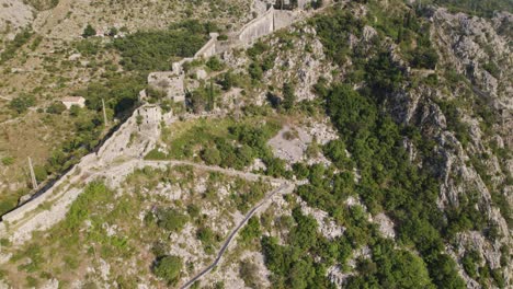 vista aérea de las antiguas murallas de la fortaleza de kotor en la ladera de la montaña, montenegro