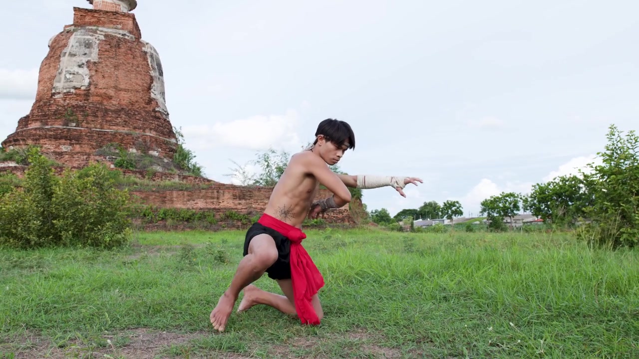 Tayland, Ayutthaya'daki Wat Mahathat'ta Geleneksel Muay Thai Vuruşları Yapan Üstsüz Bir Dövüş Sanatçısı