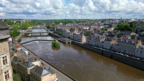 Ciudad-De-Laval-Y-Río-Con-Revelación-Del-Castillo,-Francia