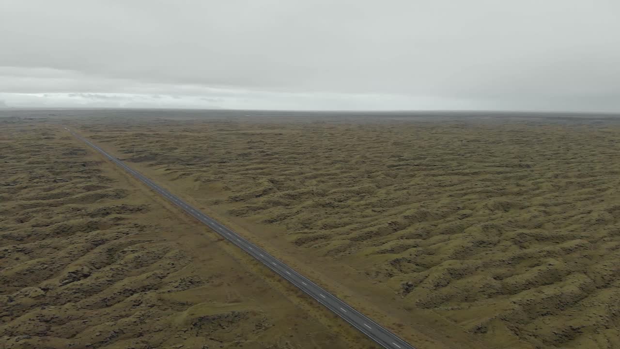 toma aérea de un campo de lava cubierto de musgo en islandia