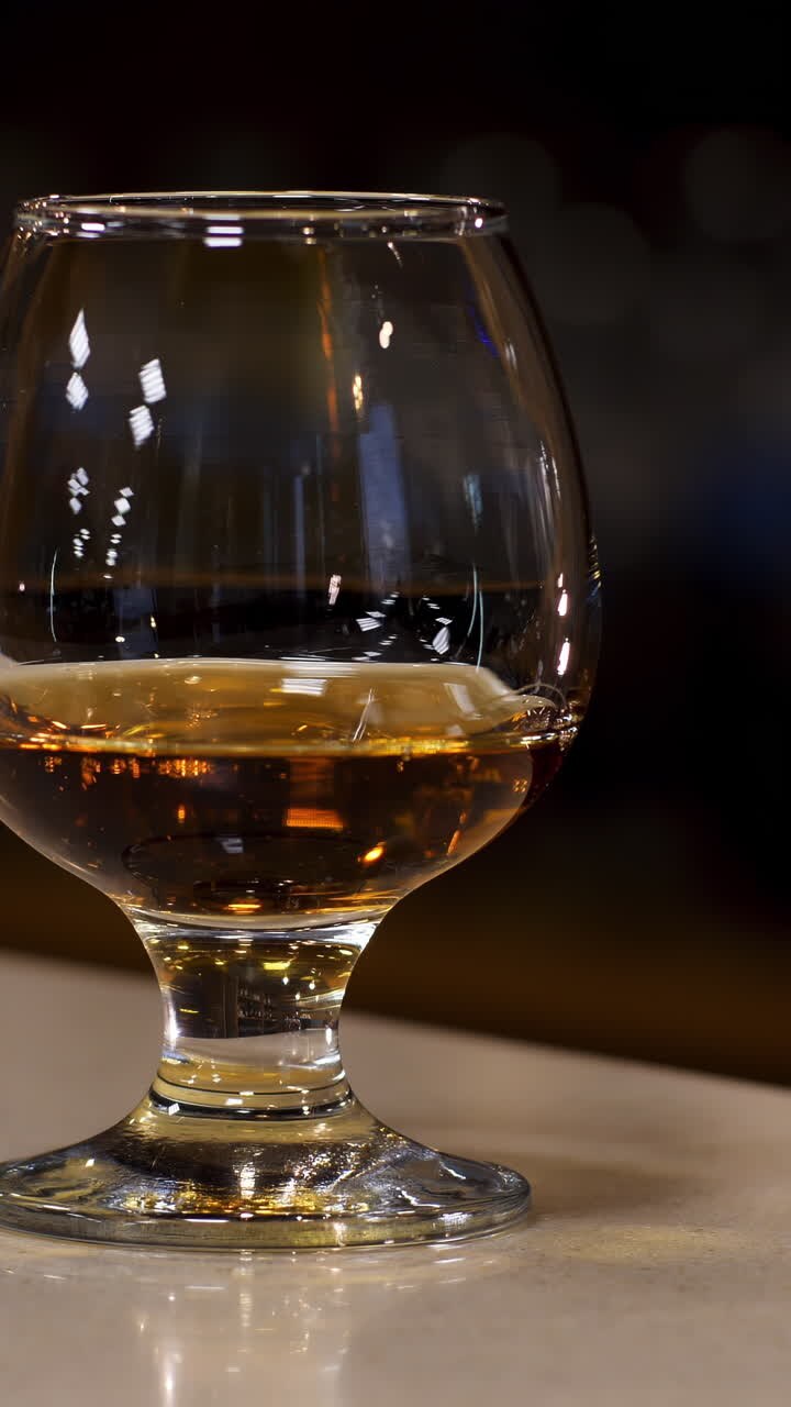 Versare Cognac in un bicchiere