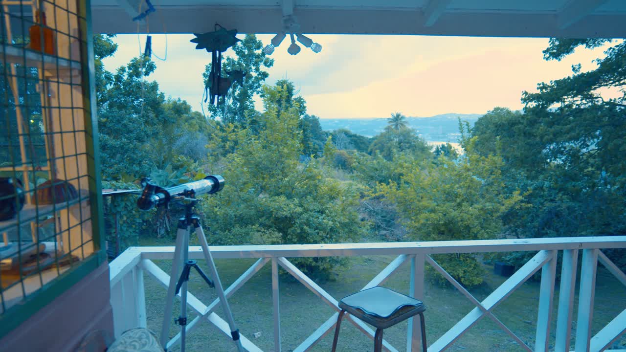 vista asombrosa desde el patio trasero de una cabaña de madera