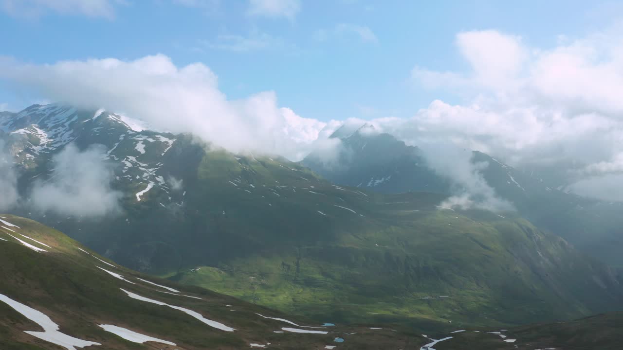 여름 동안 알프스에 눈이 남아 있는 푸른 계곡의 공중 전망
