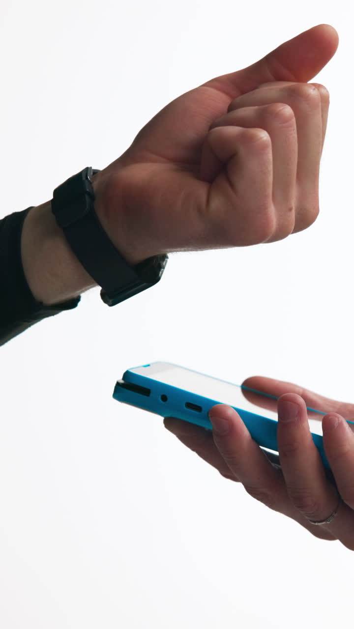 Mani con smartphone e smartwatch