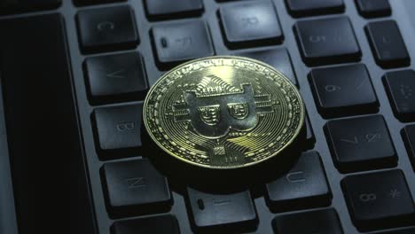 casascius bitcoin en un teclado negro