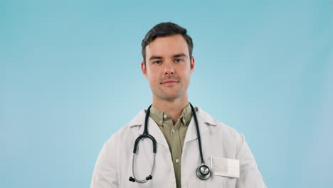 médico, hombre y tableta pantalla verde en la clínica