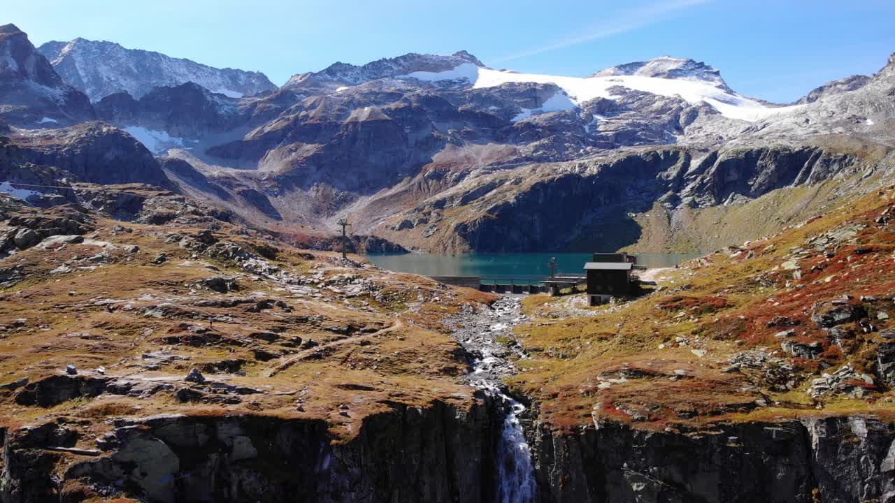 오스트리아의 배경에 바위 산맥이 있는 바이세 댐과 호수 근처의 캐스케이드