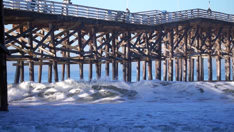 Olas-Del-Océano-Golpeando-Las-Costas-De-Crystal-Beach-En-San-Diego