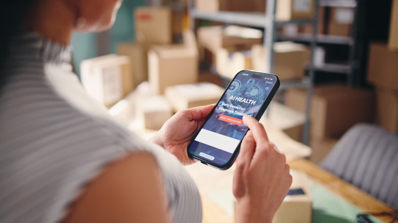 Donna che scorre le app di IA su uno smartphone