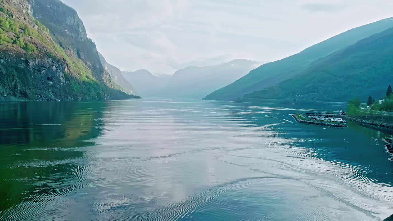 남서부 노르웨이의 flåm 마을 근처에 있는 aurlandsfjord의 끝